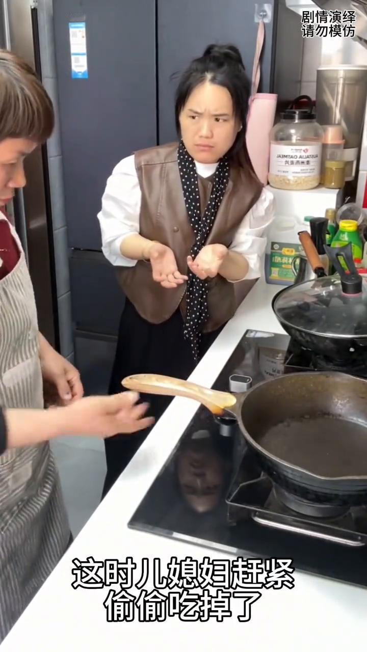 婆婆教儿媳妇做煎饼时甩丢了，这一幕真的太有才了。
婆婆在厨房教儿媳妇做摊饼，只见