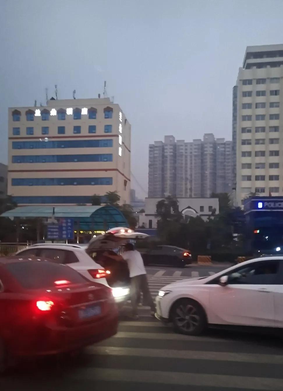 媳妇是个言而无信的人！


每逢快放假的时候都说不出去，结果没放假呢，就跑得比谁