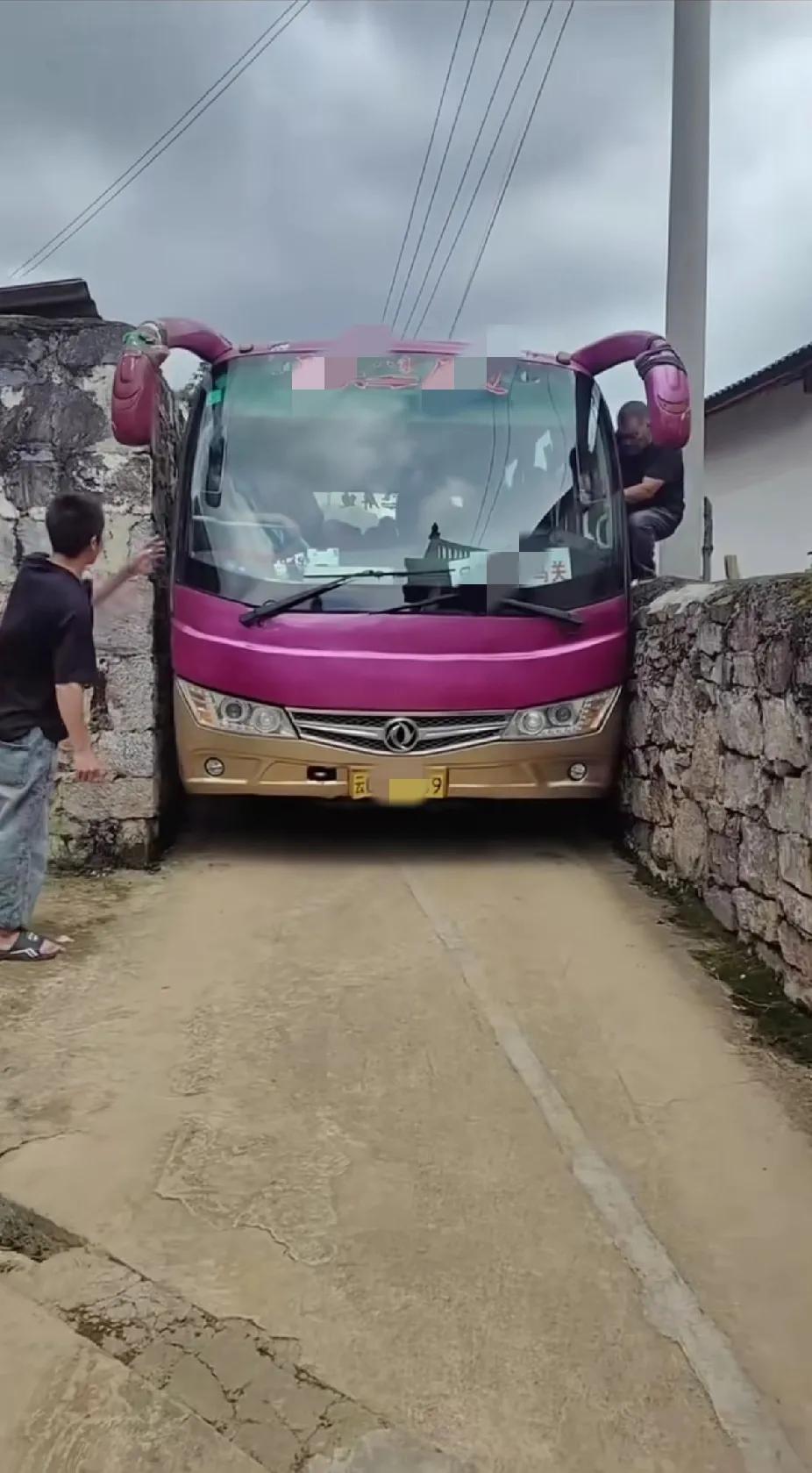 网友:
尴尬了！司机失算了！进又进不来，退又退不出……
老司机们这种情况该怎么办