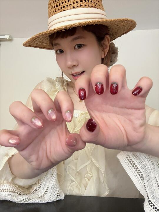 在吗？！看看我的新美甲🍓⋆˚✿˖