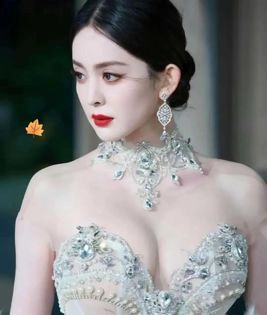 女明星中，
我最看不懂的就是古力娜扎icon了。
你说她才34岁，5任前男友居然