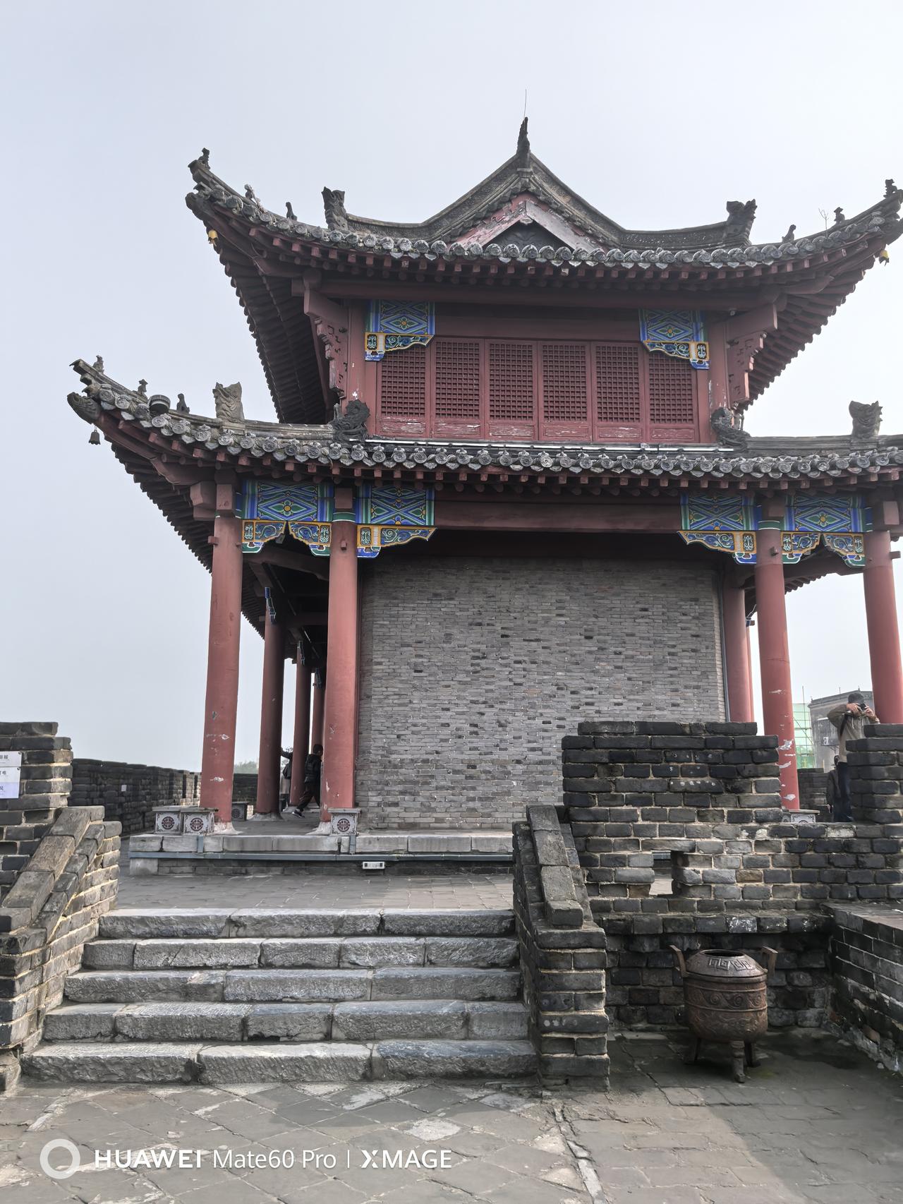 >襄阳随想2<


在襄阳古城的西北角，一段向外突出的城墙被称为“夫人城”，城墙