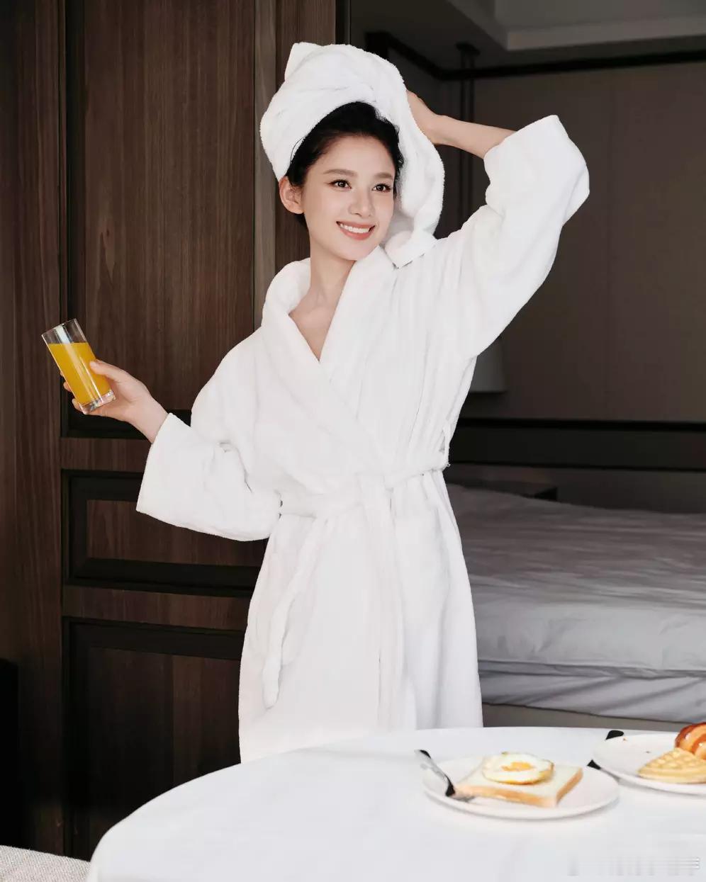 张婧仪穿白色浴袍拍大片！绽放灿烂笑容美貌养眼 