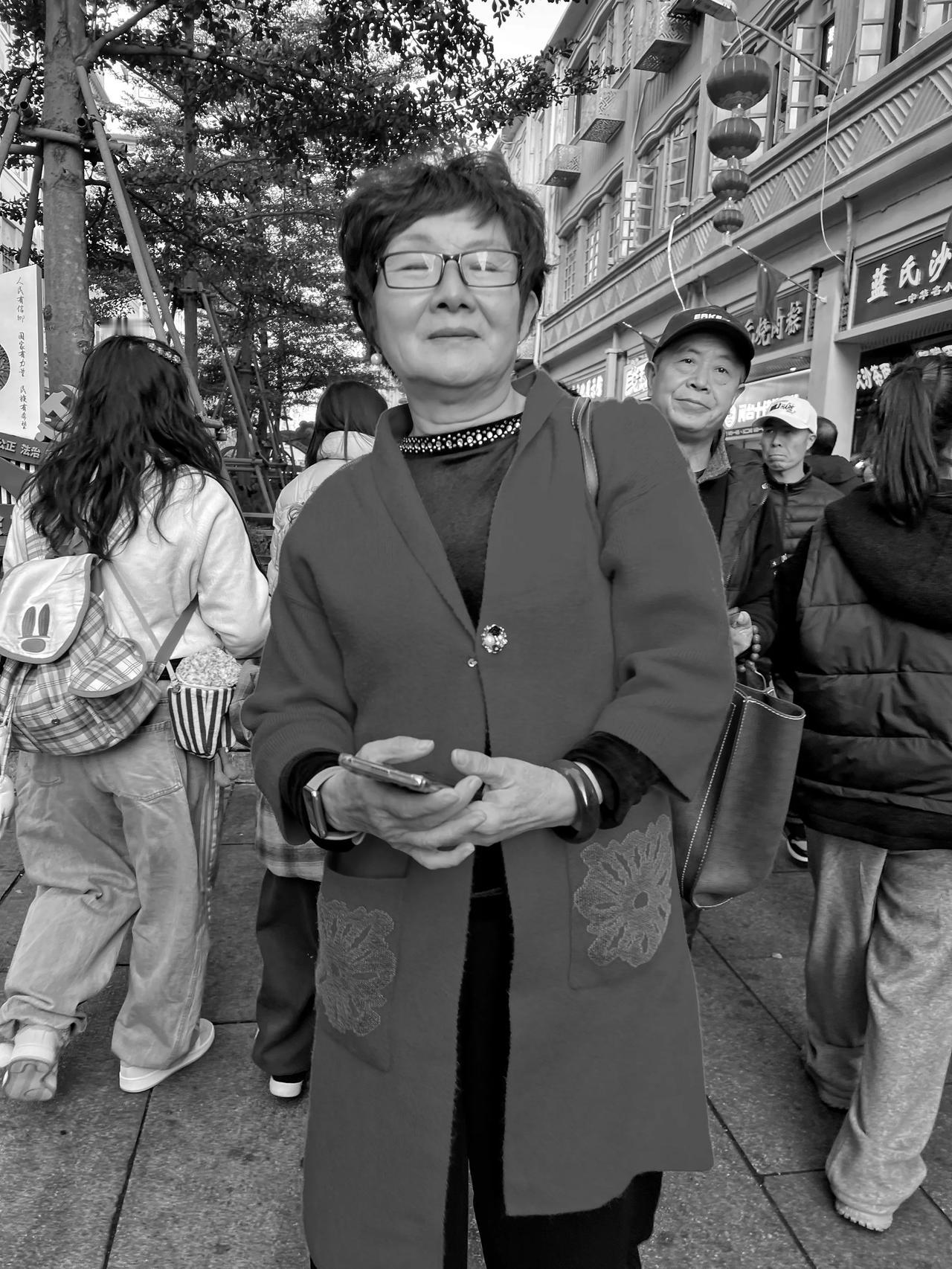 街拍厦门。2025年（中山步行街）

摄影人选择了人文纪实摄影，也就记录了生活，