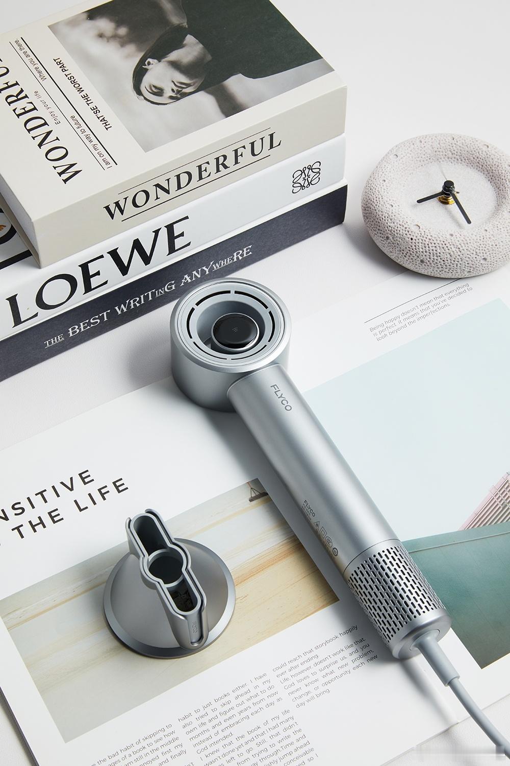 吹头不烫头才是真上头我们洗完头吹头发的时候经常碰见这种情况，吹风机离近了烫头皮不