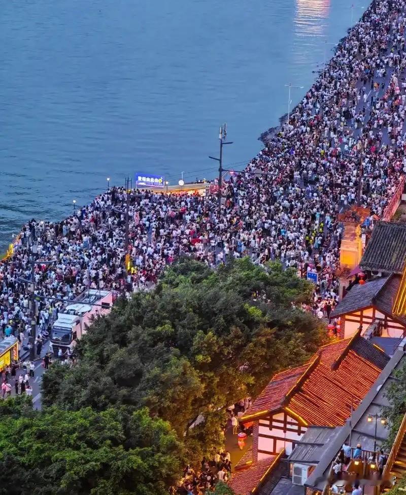 五一假期，全国各地瞬间开启“人从众”模式，要说哪里人最多，答案简直一目了然。
 