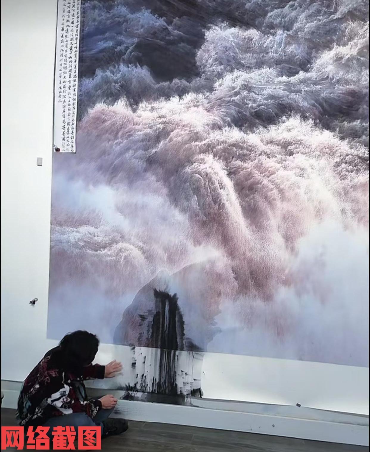 有一大画家在自己完工的画作后出现意外。

原来在这位画家完工自己满意的画作后，不