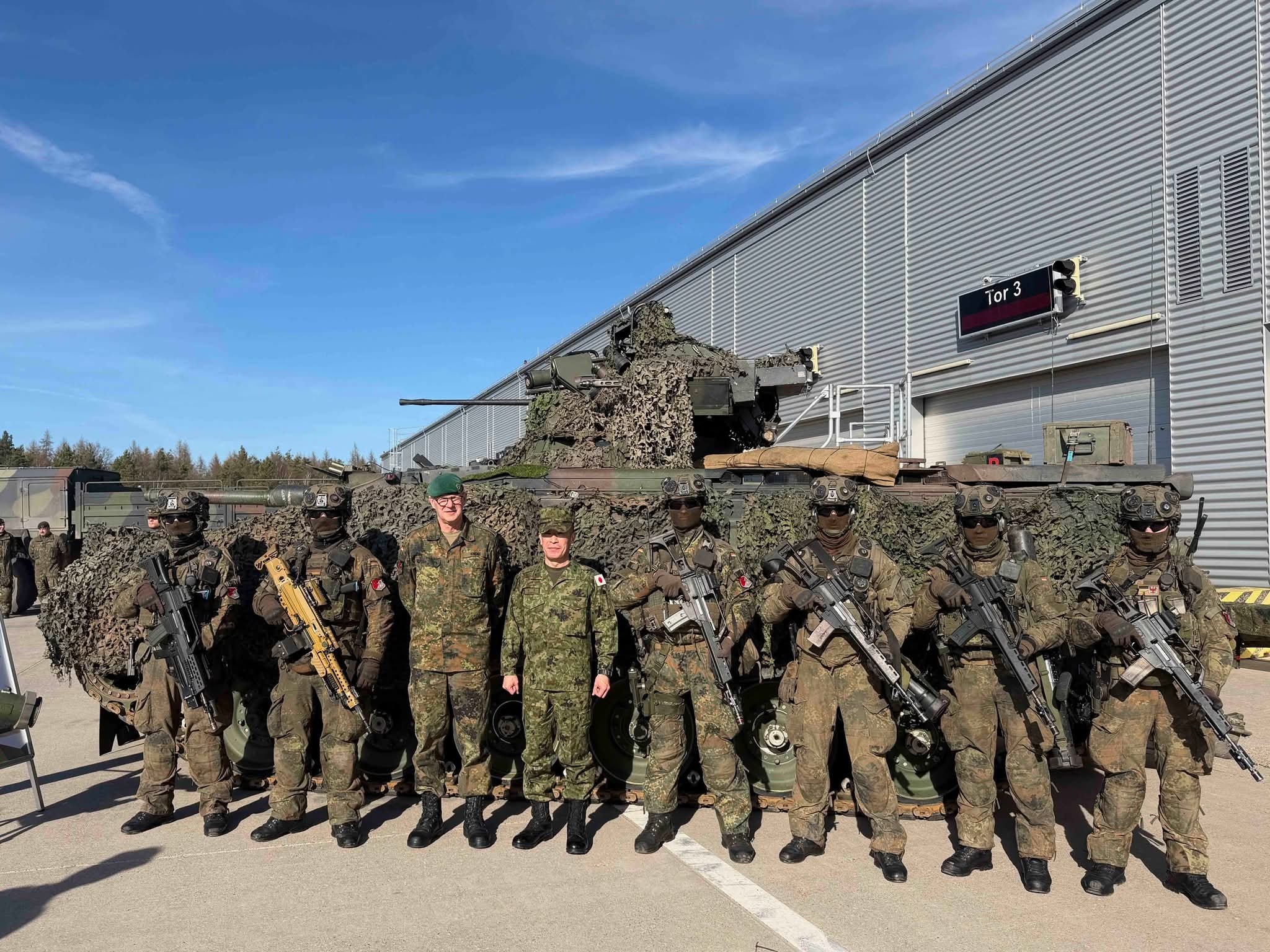 2月24日至26日，日本陆上自卫队与德国陆军在德国马格德堡举行了第八次参谋会谈。