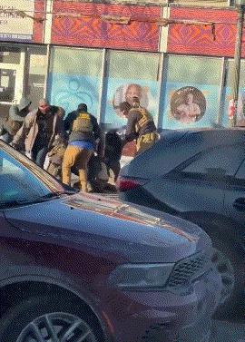 美国移民局再次当街打死抗议者，处决式行凶惹众怒，军队已入场

当地时间24日，美