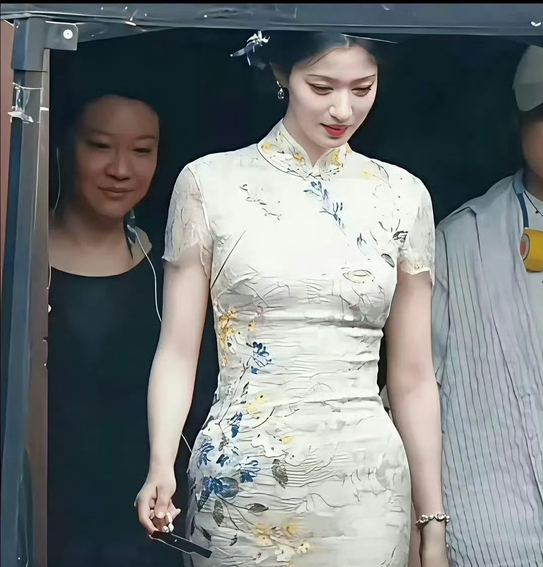 王楚然旗袍腰臀比