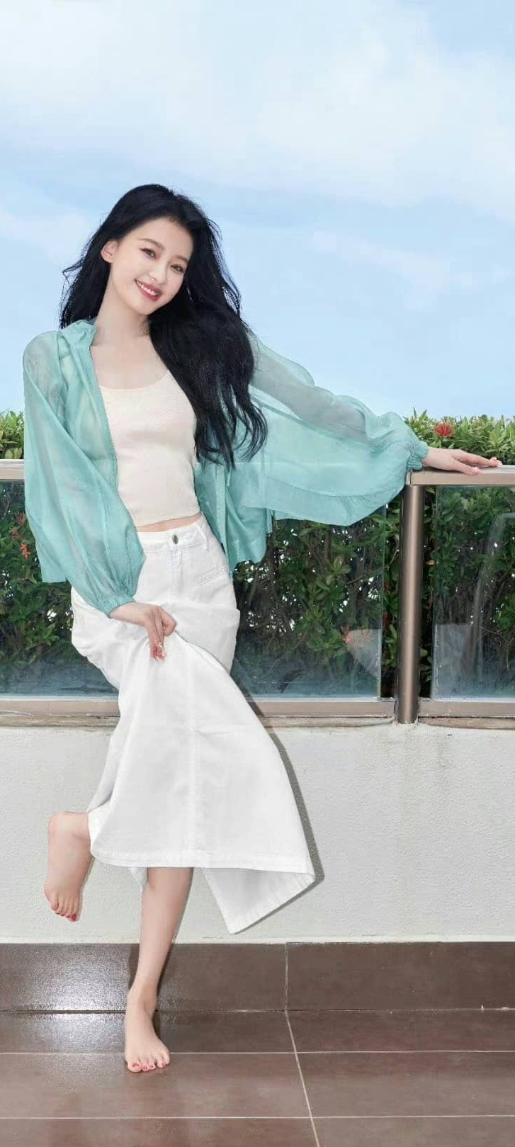 孙怡这太柔了吧，光脚丫妆造真的好美。孙怡