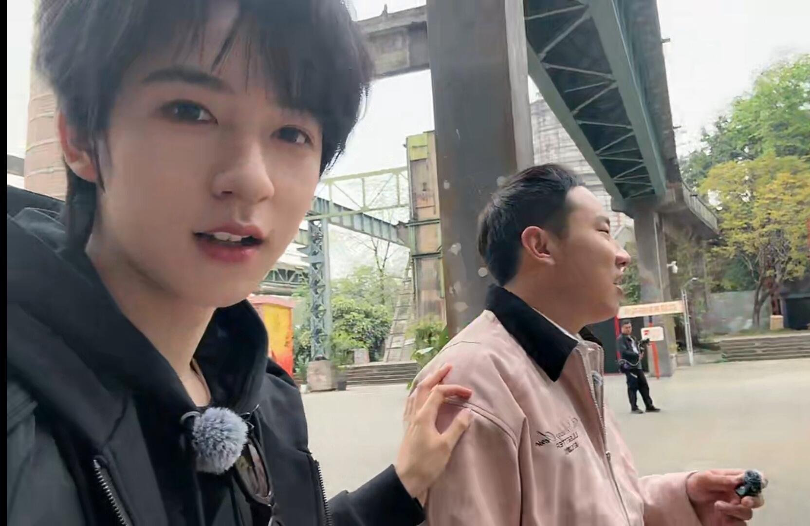 也没人告诉我桃花坞是恋综啊，志胜又倒霖霖怀里了 桃花坞五十公里桃花坞