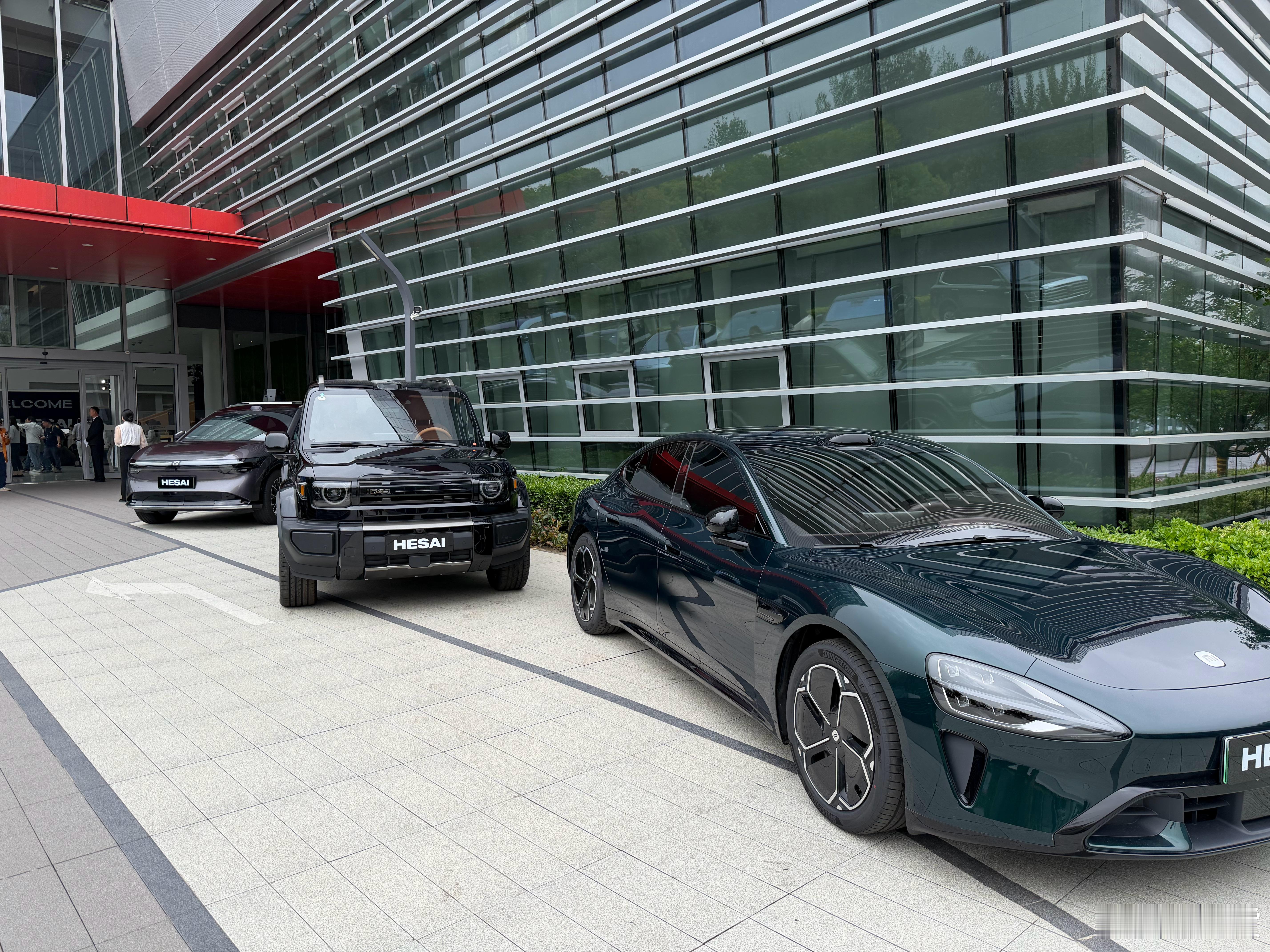 今天又是一年一度的禾赛科技日了可以看到门口的车是肉眼可见的越来越多了禾赛科技 上