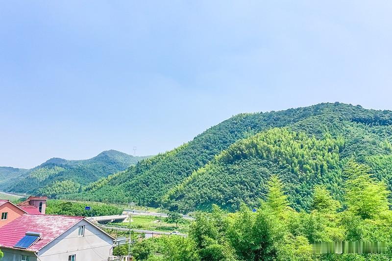 上周去莫干山踩点，连着问了3家开在景区周边的农家乐，周末的入住率都能稳在90%以