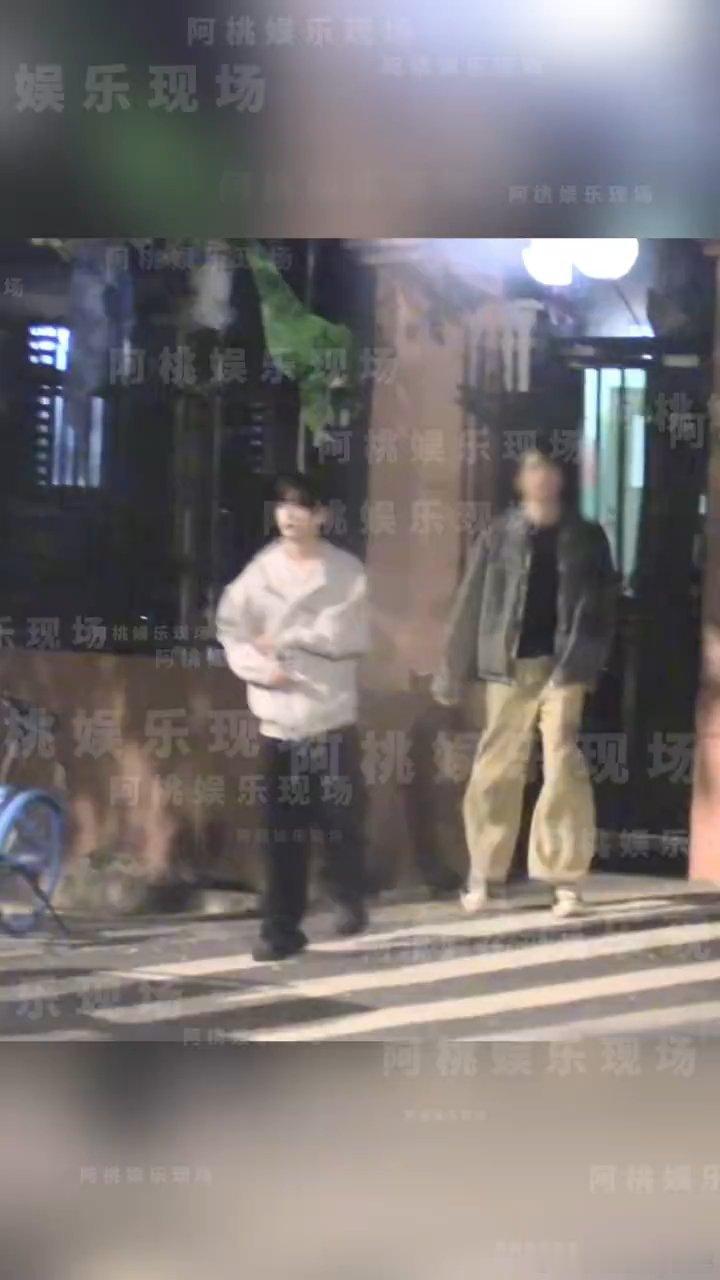刘轩丞酒店探亲后续刘轩丞又跟兄弟接俩北电女生 ​​​不错不错 ​​​