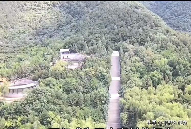 为小丑立丰碑，比婊子立牌坊，更污秽不堪，让后人耻笑。
问题是，自以为高尚的当代人