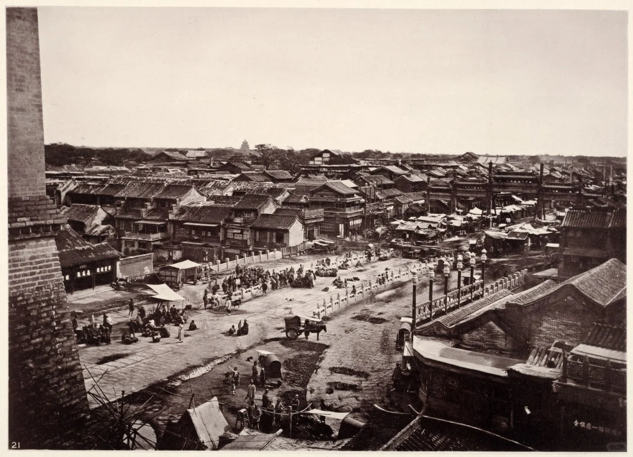 故宫外的街景，远处可见天坛。北京，1869 年。