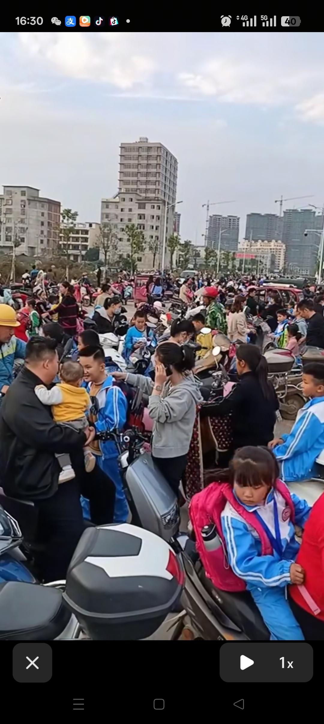 放学谁来接孩子？
漯河这个小区的物业做的可真是好，家长回来晚，物业组织人去接孩子