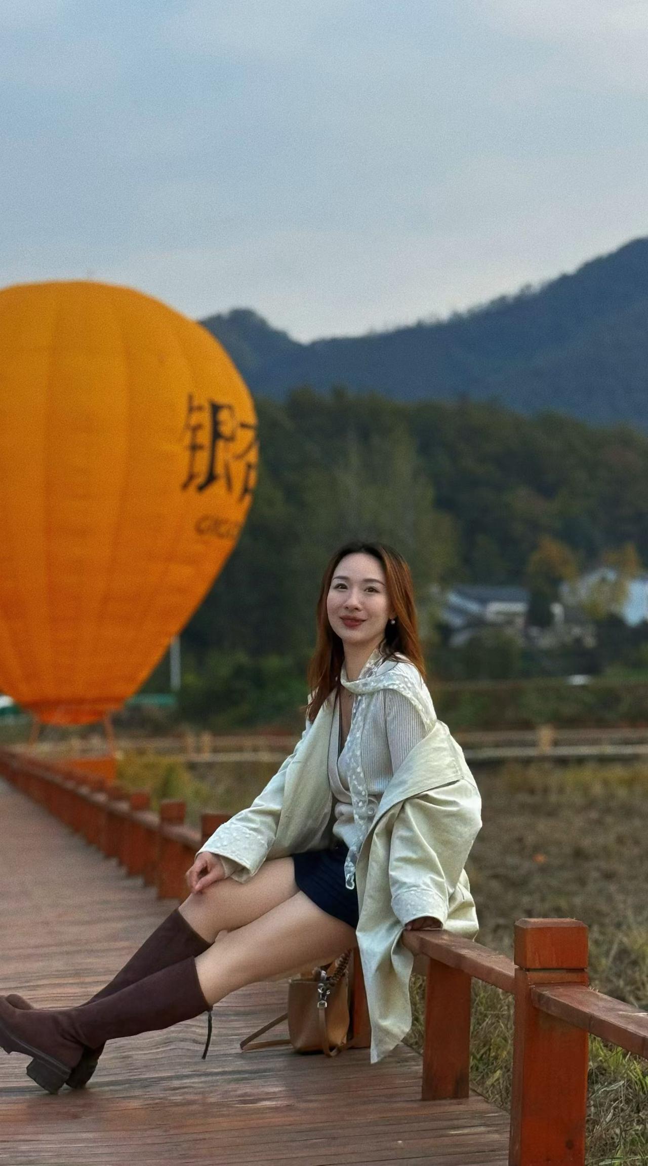 这是多么美好的一天啊，充满着鼓舞和快乐。
愚人向远方寻找快乐，智者则在自己身旁培