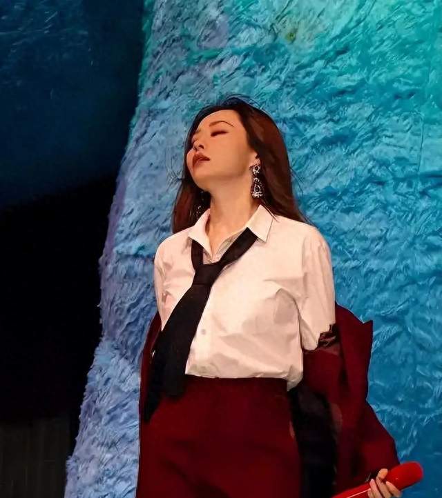 张靓颖巡演造型引热议，礼服设计被指显胖，全开麦唱功仍获认可