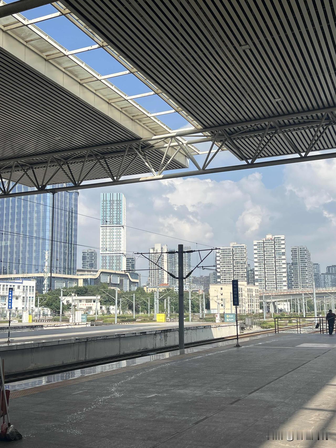 成都东门的风景，可以透过站台来欣赏！
换个角度
总有意想不到的收获！ 成都因你更