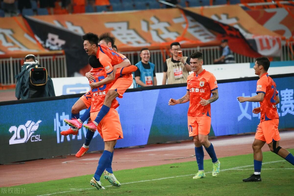 泰山压顶不弯腰！费莱尼实力演绎[捂脸][捂脸][捂脸]，再来个陈蒲，估计都不成问