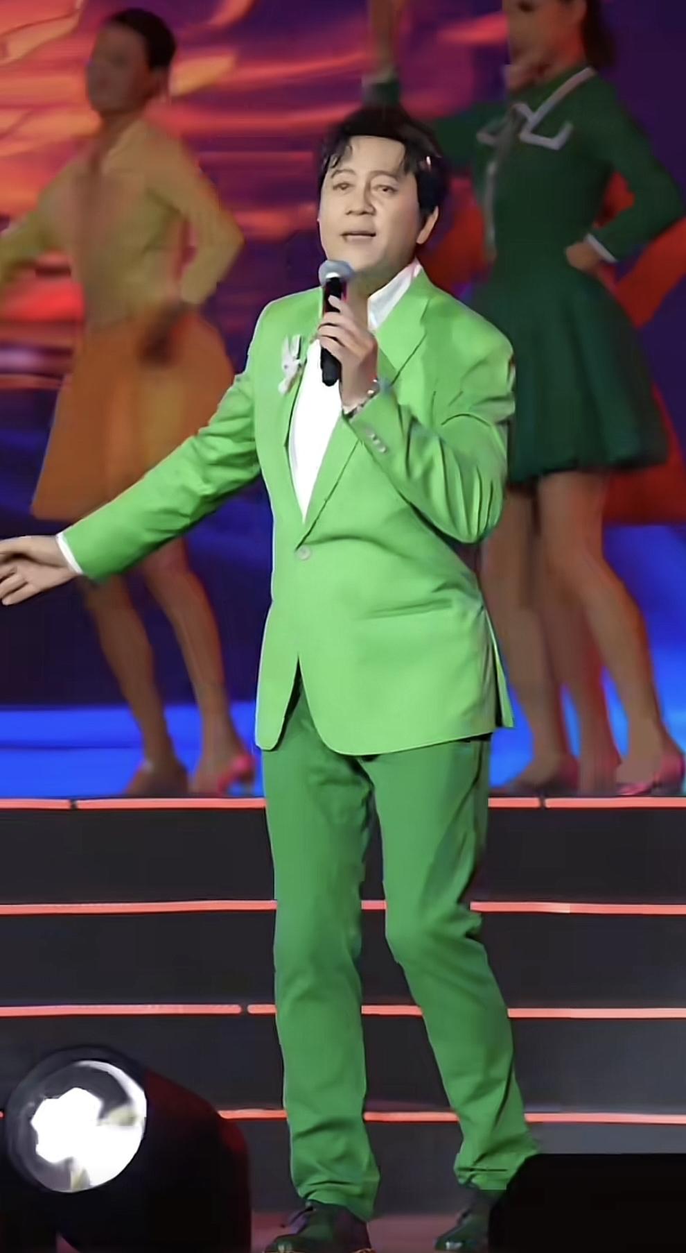 看着他唱着《365个祝福》的时候又蹦又跳身体轻盈，就像30岁的小伙子。

评论区