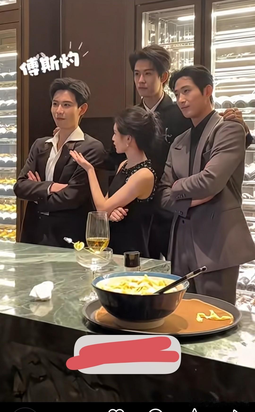 餐厅暖光里郭与三位明星谈笑风生，定格的画面美好得让人心动🌟郭哥日常 郭哥自拍 