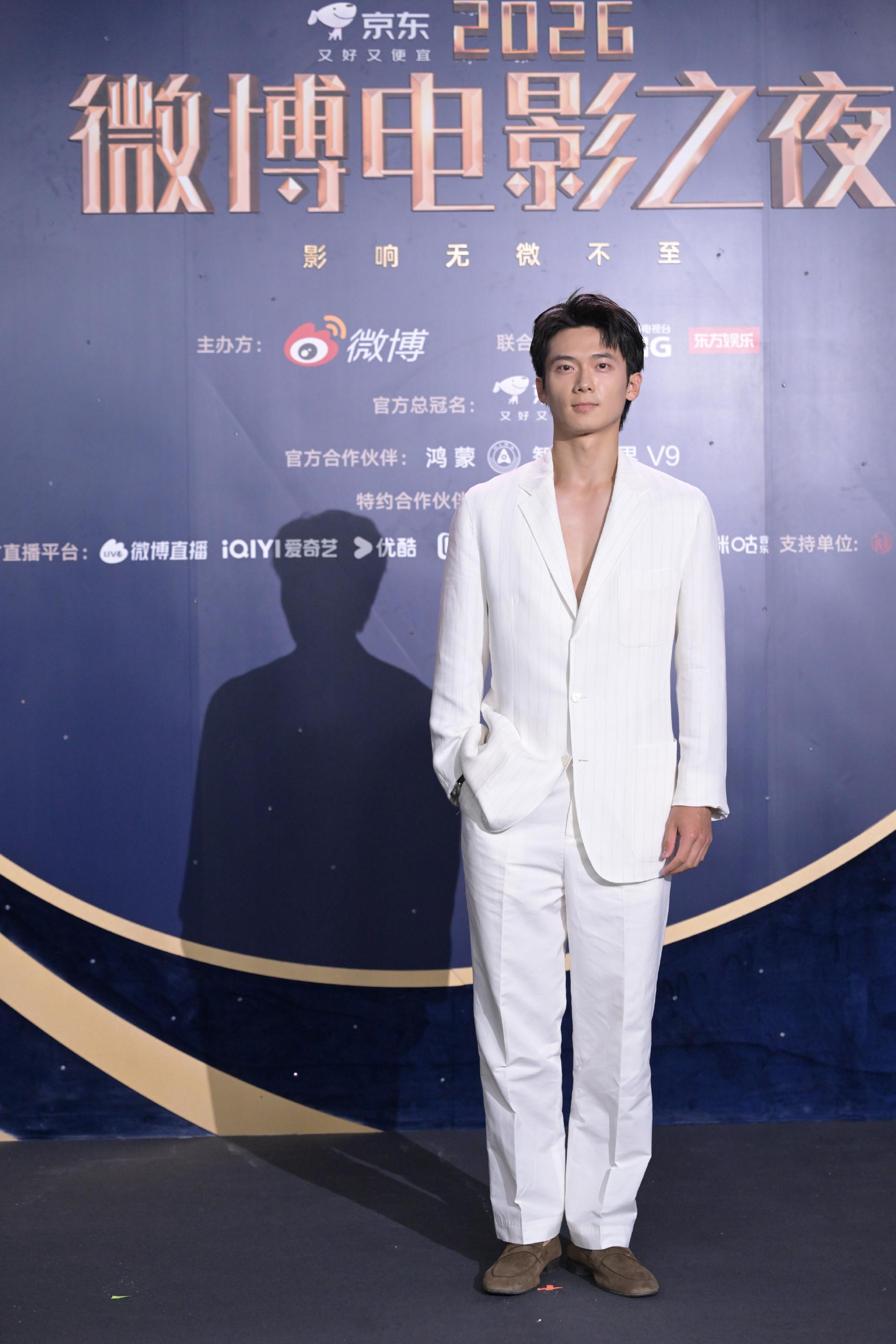 吴汉坤胸肌简约白西装尽显大方有型，利落穿搭下好身材格外好看