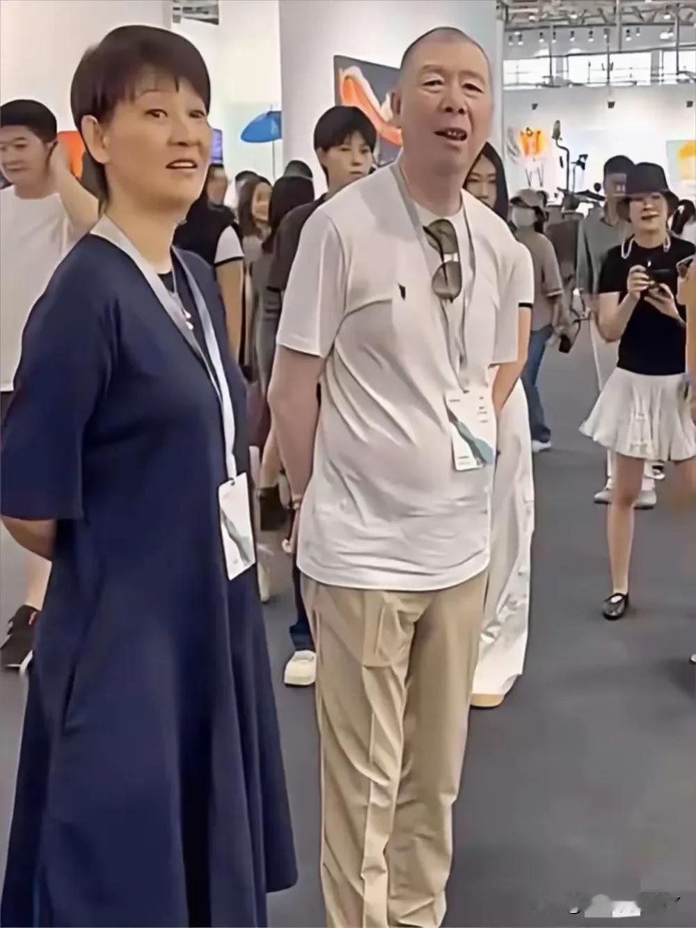 冯小刚和徐帆合影，大概是没照好，生活化了。这一对夫妻，夫唱妇随，生活情感啥的都没