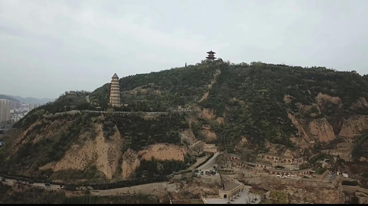 如今宝塔山是这样的（图二三四），周边建起了景观围栏，游客中心，上山步道，植被覆盖
