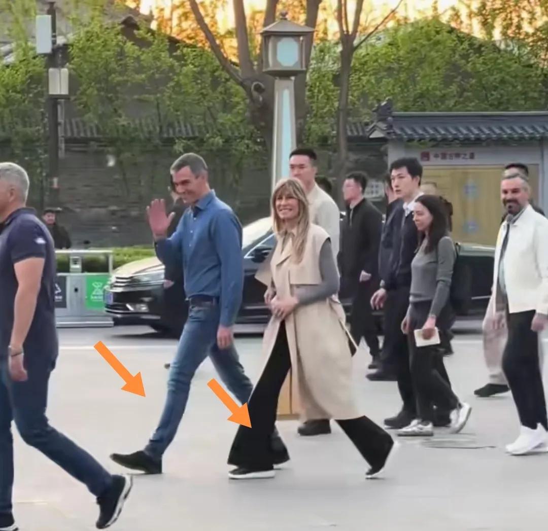 西班牙首相和夫人参观北京颐和园，大步流星向前走，满脸笑容向游人挥手致意。