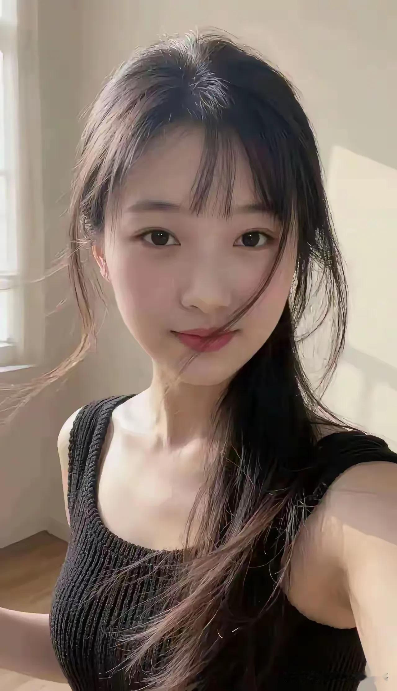 人间至美数清纯，
皓齿明眸自葆真。
切莫搔姿呈媚态，
矫揉造作少人亲。