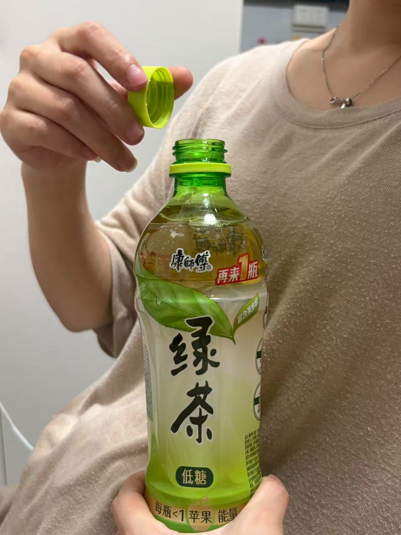 喝了快俩月的康师傅绿茶，早就成了日常标配。原叶的清香喝不腻，时不时中个再来一瓶，