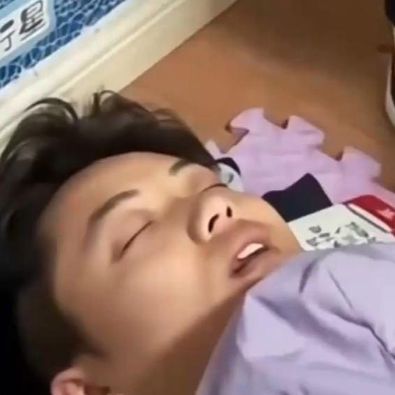 近日陕西西安的一则幼儿园日常，戳中了不少网友的软处：陈老师午休时关掉闹钟后不小心