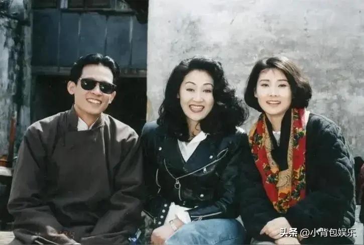 除了王志文，其他两位女同志是谁？