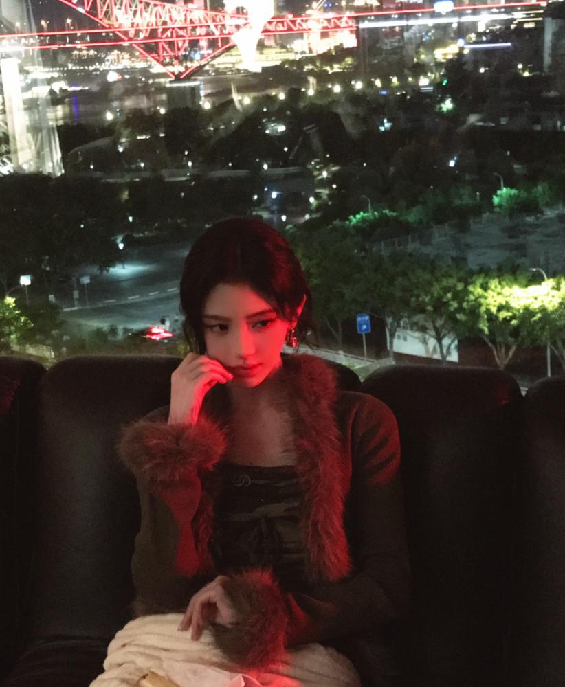 现在资本最喜欢的女演员，鞠婧祎凭什么？
关于她是否整容这件事都吵了十几年啦，至今