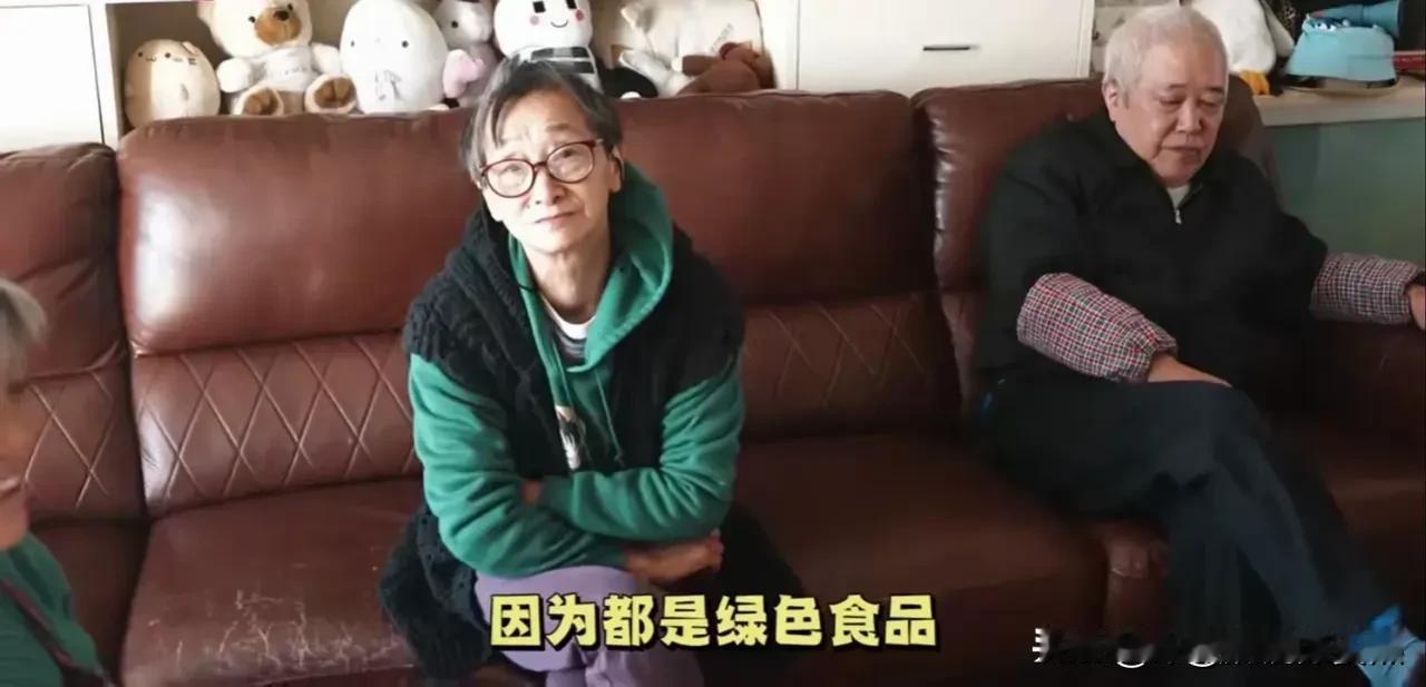 又到樊医生展示小兔爸妈带东西的时刻，满满的一车土特产和各种绿色食品应有尽有，琳琅
