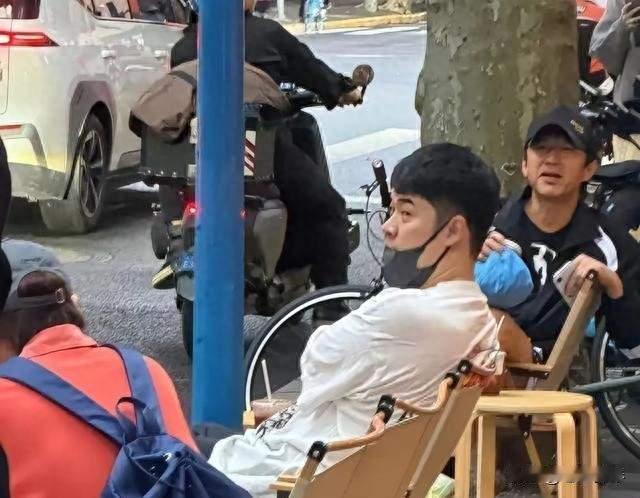 邓超陈赫上海街头喝咖啡！俩人往路边一瘫，网友：这松弛感绝了
