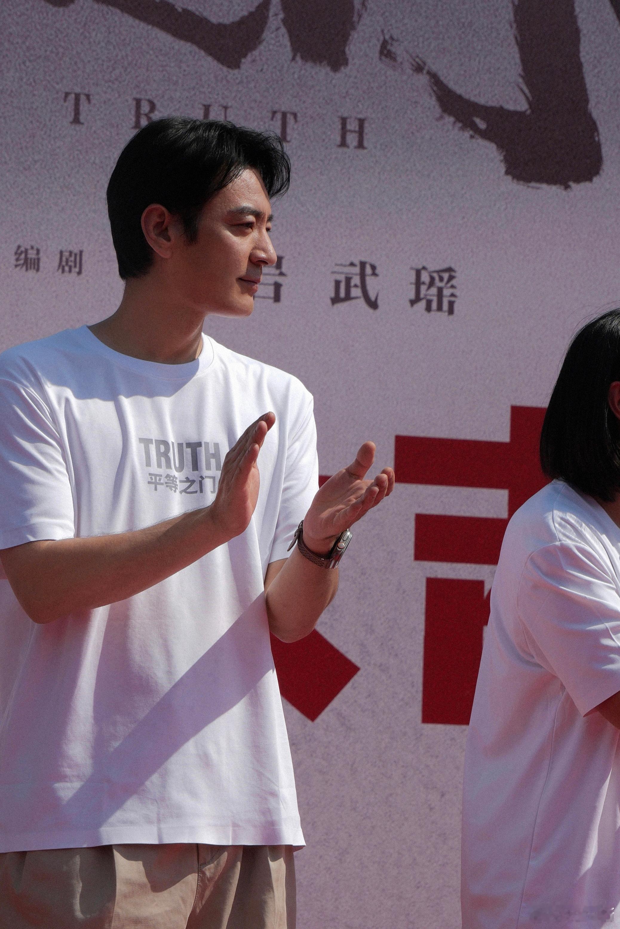 #李光洁上午杀青下午开机# 李光洁，他的每一次演出，都如同一次心灵的洗礼，让我们