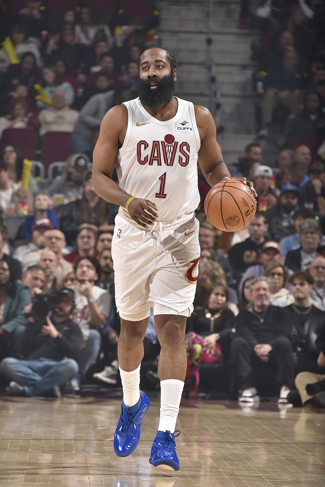 哈登现在在骑士应该挺开心的吧？不管打得如何再也不用背锅了，这三个人发言力顶足以看