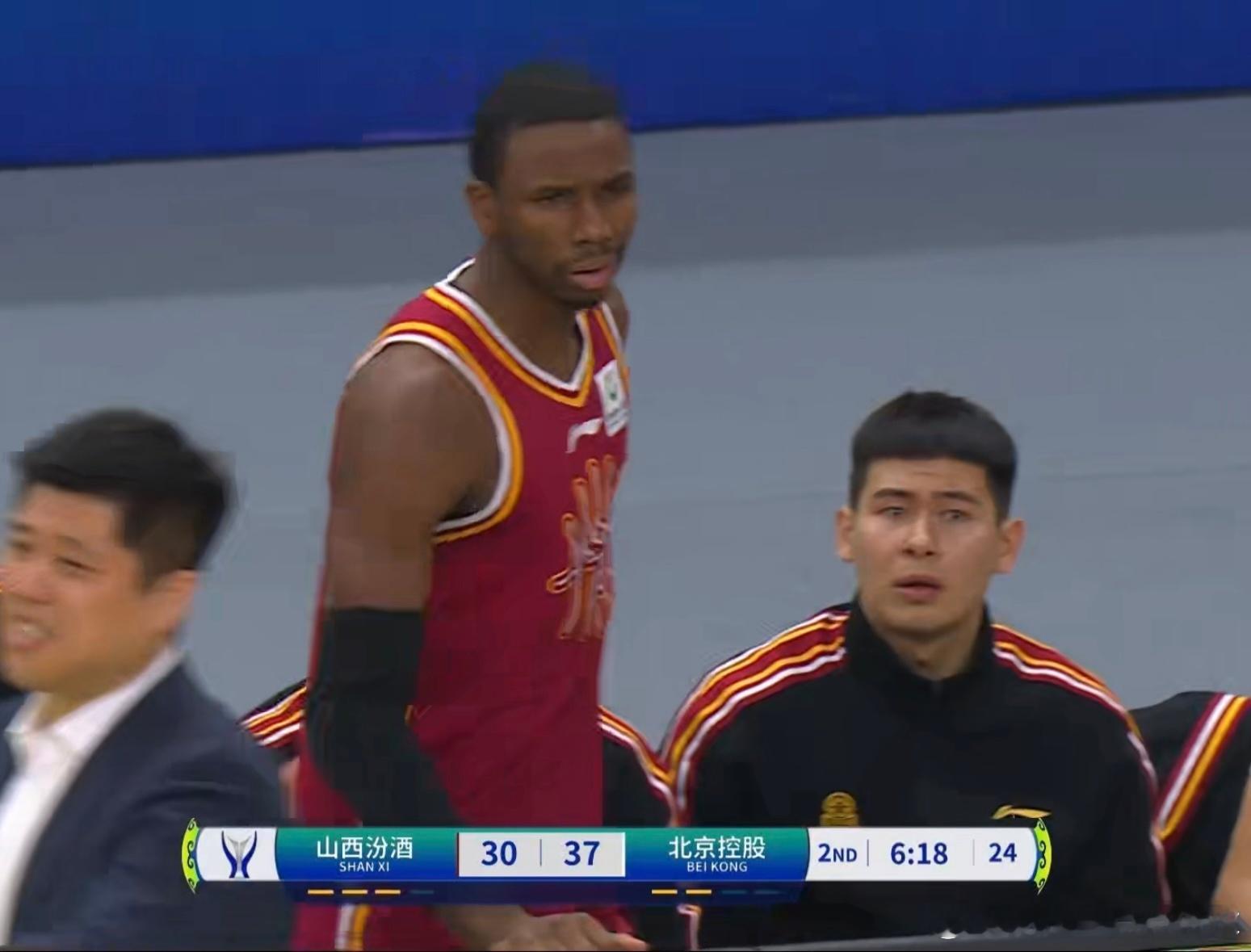 迪亚洛真是场均一违体犯规啊！持球推倒防守球员，被裁判吹罚进攻犯规，迪亚洛不服，对