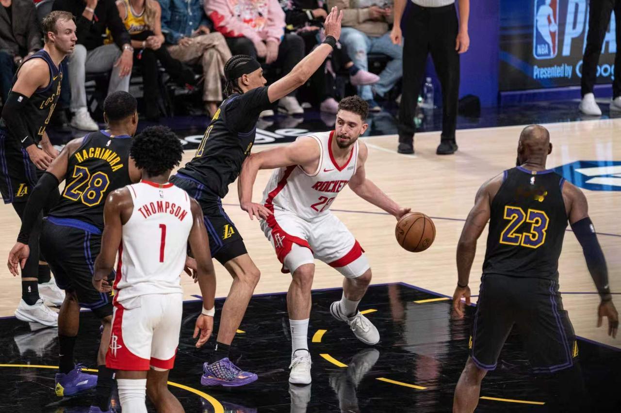 全明星中锋，这也有点太水了吧！
火箭这轮系列赛这么被动，其中关键的原因就是申京这