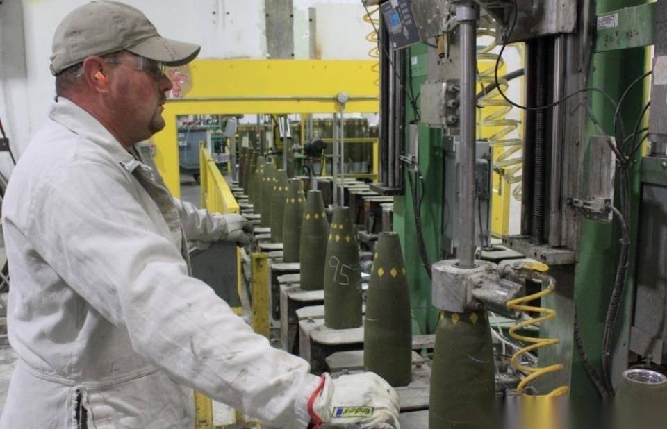 一位美籍华人说，中国人别太自大，美国把钢铁、机电、军工这些产业转移出去，是因为它