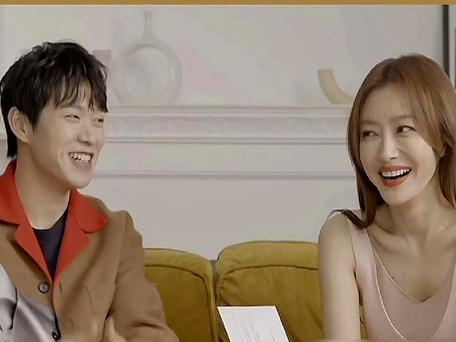 全网都以为秦岚魏大勋分了，其实他俩谈了四年。
 
尖叫之夜座位隔老远全程零互动，