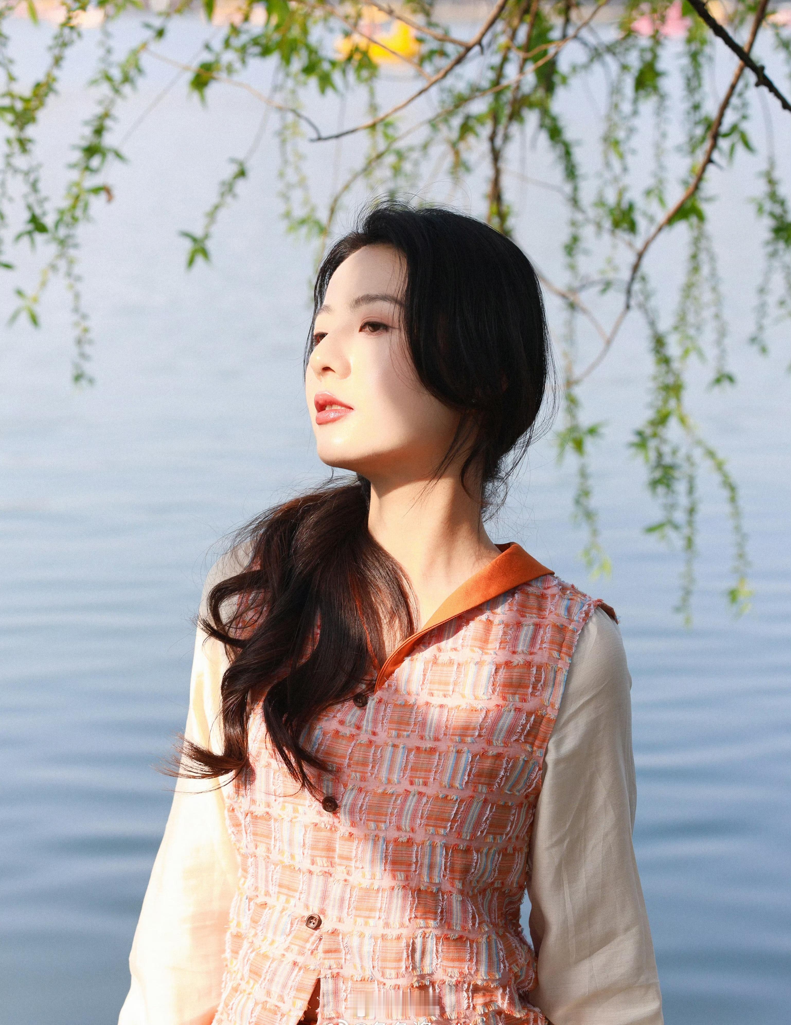 遇见她 如春水映梨花 ​​​