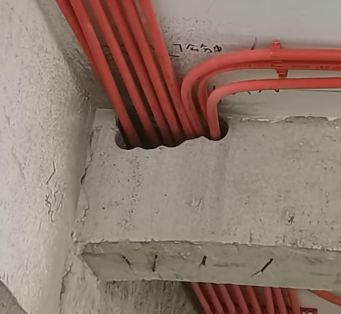 懂房屋结构的大师傅来看看，这种情况需要做结构修复不？这个房子还能要不？
打孔作业