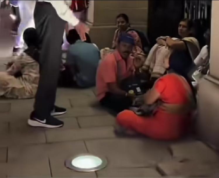 一家酒店在凌晨2、3点的时候被很多印度人给涌入进来，起初前台的工作人员还以为他们
