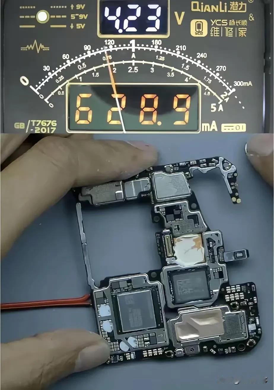 扬长顺又动手拆手机了，这次拆的是Mate 70 RS。他一开始拆就发现，这手机后