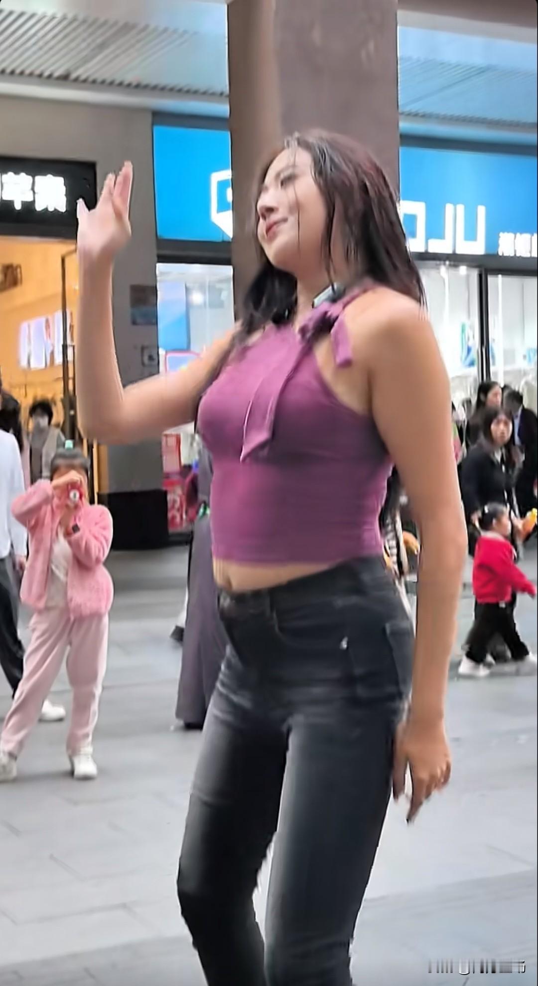 还记得深圳东门“直播一姐”爆爆吗？她当年边跳边唱可火了。最近有网友发现，她跳舞没